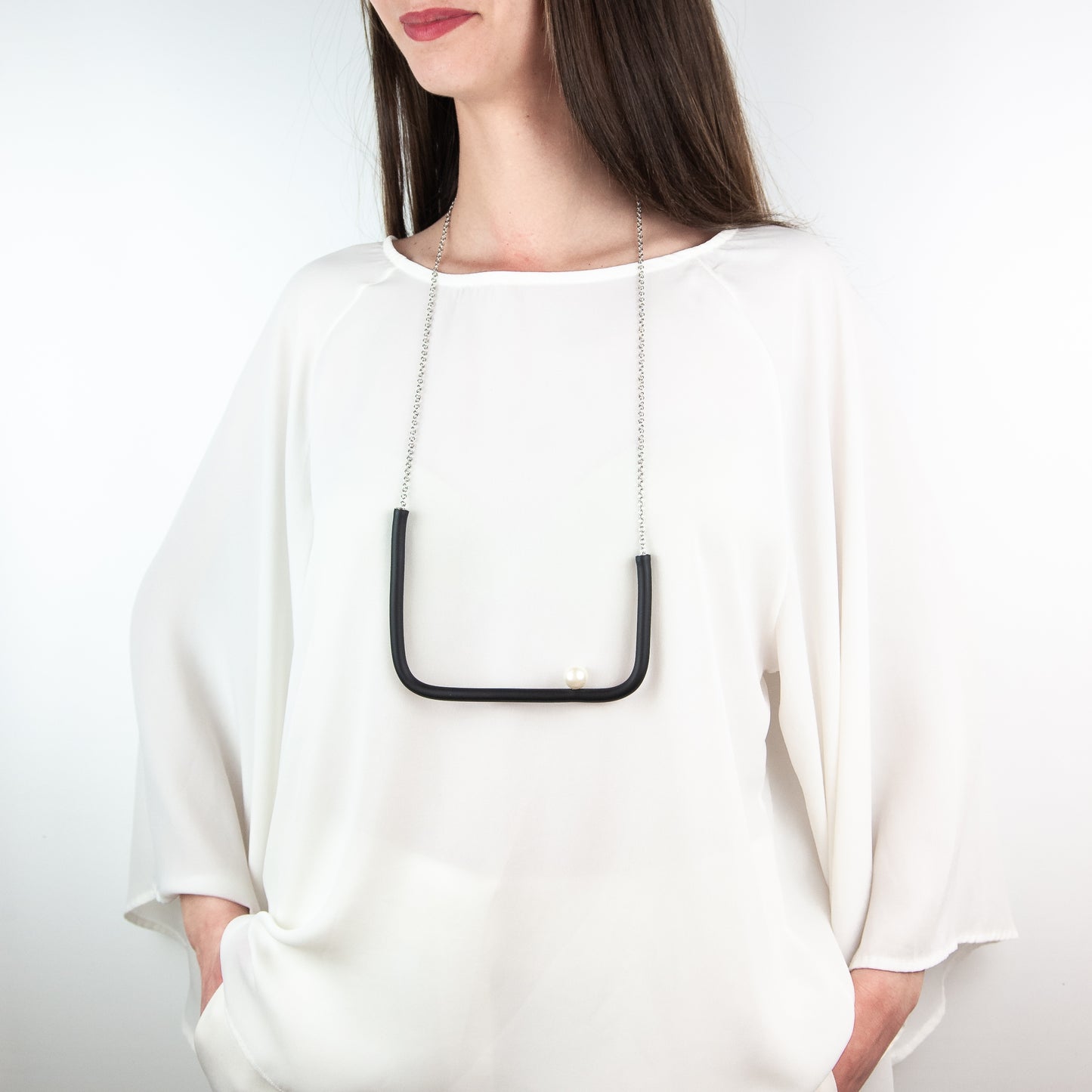 BILICO square necklace - black / white pearl