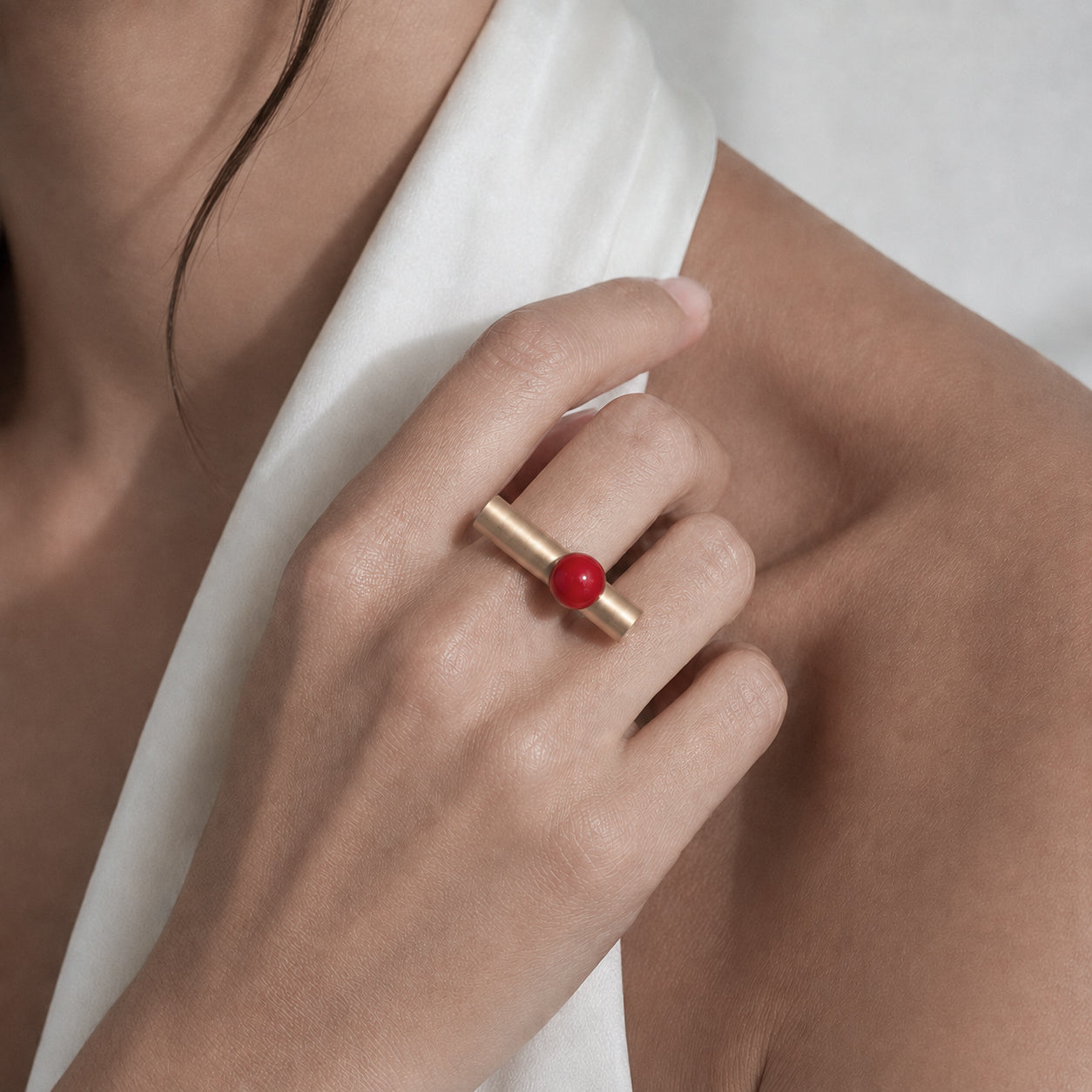 Anello BILICO - dorato / perla rossa