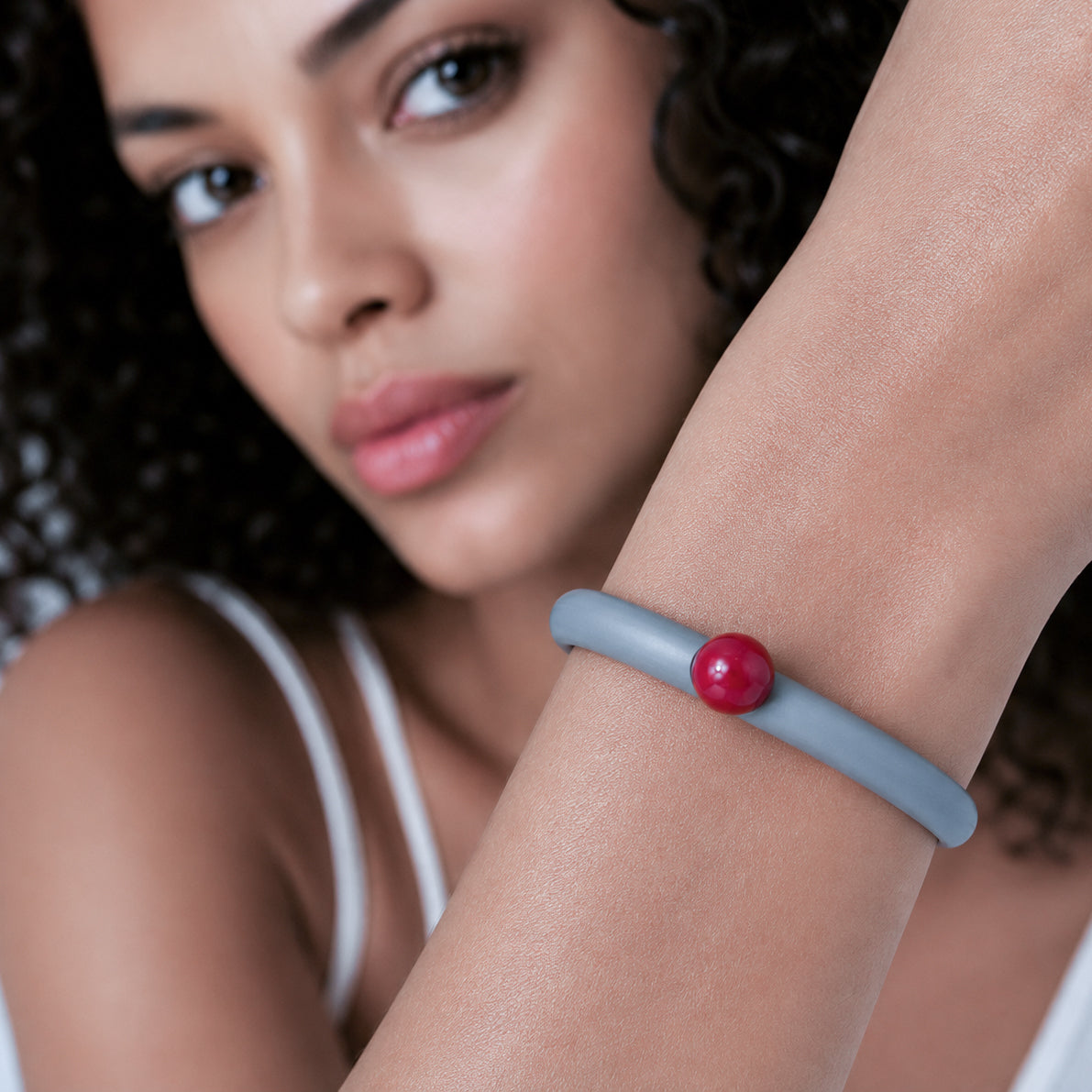Bracciale BILICO - grigio / perla rossa