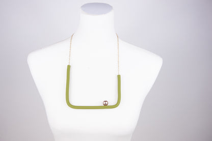 BILICO square necklace - green / golden beige pearl
