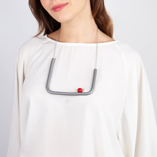 BILICO square necklace - grey / red pearl