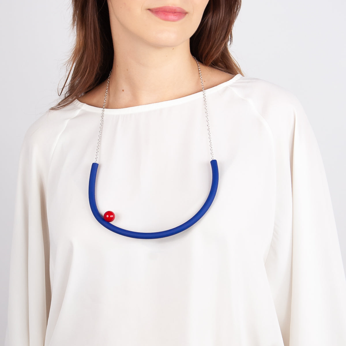 BILICO round necklace - ink blue / red pearl