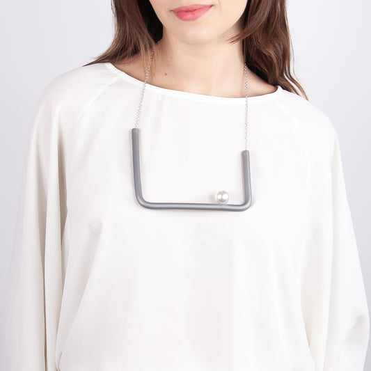 BILICO square necklace - grey / white pearl