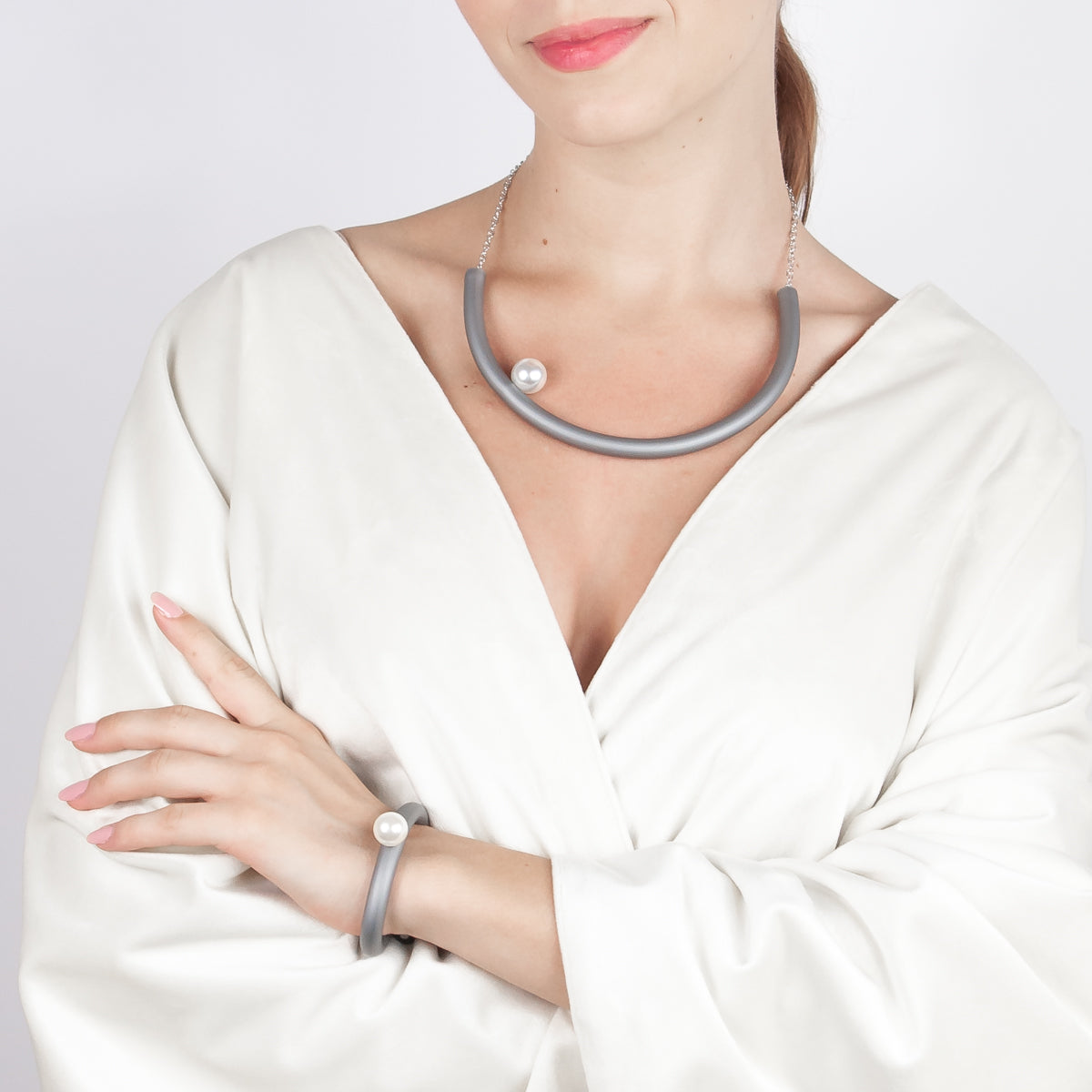 BILICO choker - grey  / white pearl