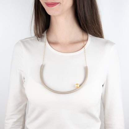 BILICO round necklace - sand color / gold pearl