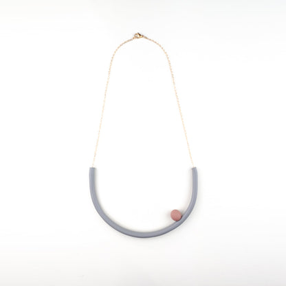 BILICO round necklace - sand color / red pearl